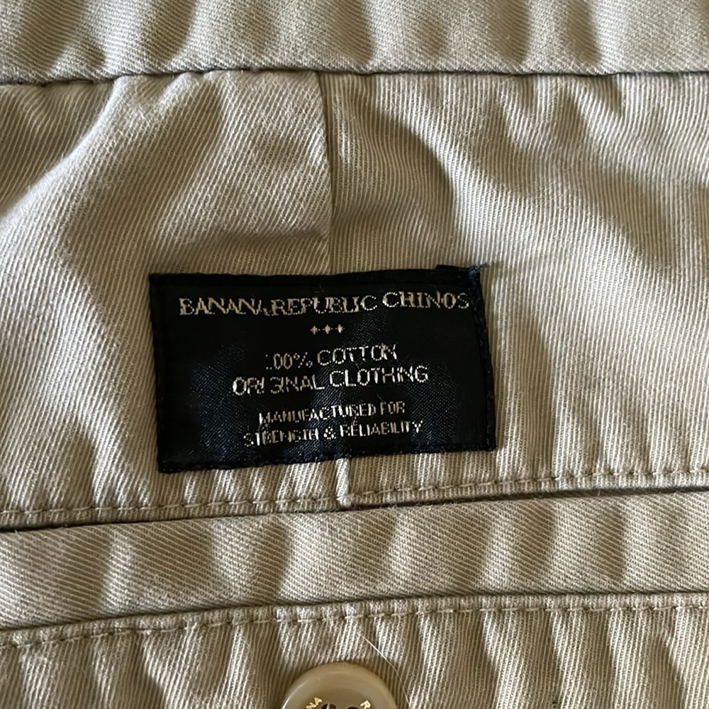 Men’s Banana Republic Chinos. Good condition. 32/32 khaki lighter brown color.